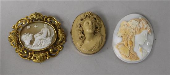 A 9ct gold mounted cameo lave brooch, one other cameo brooch and an unmounted cameo.